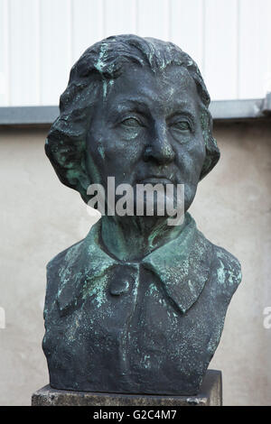 Bronze-Büste des russischen sozialistischen buchstabiert revolutionäre Yekaterina Breshko-Breshkovskaya (1844-1934), auch als Catherine Breshkovsky, besser bekannt als die Babuschka der russischen Revolution, des tschechischen Bildhauers Milos Suchanek (1936) auf ihr Grab auf dem Horni Pocernice Friedhof in Prag, Tschechien. Stockfoto