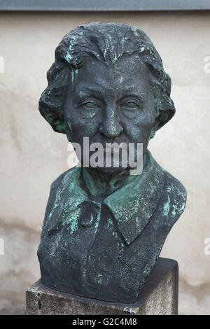Bronze-Büste des russischen sozialistischen buchstabiert revolutionäre Yekaterina Breshko-Breshkovskaya (1844-1934), auch als Catherine Breshkovsky, besser bekannt als die Babuschka der russischen Revolution, des tschechischen Bildhauers Milos Suchanek (1936) auf ihr Grab auf dem Horni Pocernice Friedhof in Prag, Tschechien. Stockfoto