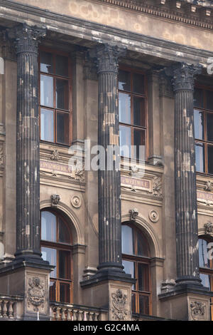 Sichtbare Zeichen der sowjetischen Einschusslöcher aus der Zeit der sowjetischen Invasion 1968 an den Säulen an der Hauptfassade des Nationalmuseums am Wenzelsplatz in Prag, Tschechien. Es wird gesagt, dass die Einschusslöcher bewusst als subtile Protest gegen die Niederschlagung des Prager Frühlings in der falschen Farbe gefüllt waren. Das Bild wurde kurz vor der Restaurierung begonnen im Hauptgebäude des Nationalmuseums im März 2016 aufgenommen. Nur wenige Einschusslöcher bleibt nach der Restaurierung. Stockfoto