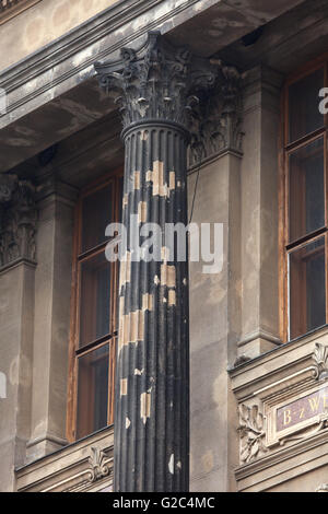 Sichtbare Zeichen der sowjetischen Einschusslöcher aus der Zeit der sowjetischen Invasion 1968 an den Säulen an der Hauptfassade des Nationalmuseums am Wenzelsplatz in Prag, Tschechien. Es wird gesagt, dass die Einschusslöcher bewusst als subtile Protest gegen die Niederschlagung des Prager Frühlings in der falschen Farbe gefüllt waren. Das Bild wurde kurz vor der Restaurierung begonnen im Hauptgebäude des Nationalmuseums im März 2016 aufgenommen. Nur wenige Einschusslöcher bleibt nach der Restaurierung. Stockfoto