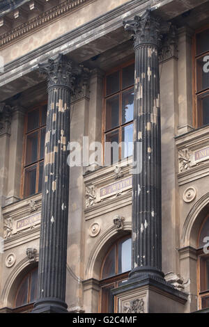 Sichtbare Zeichen der sowjetischen Einschusslöcher aus der Zeit der sowjetischen Invasion 1968 an den Säulen an der Hauptfassade des Nationalmuseums am Wenzelsplatz in Prag, Tschechien. Es wird gesagt, dass die Einschusslöcher bewusst als subtile Protest gegen die Niederschlagung des Prager Frühlings in der falschen Farbe gefüllt waren. Das Bild wurde kurz vor der Restaurierung begonnen im Hauptgebäude des Nationalmuseums im März 2016 aufgenommen. Nur wenige Einschusslöcher bleibt nach der Restaurierung. Stockfoto