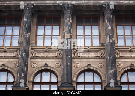 Sichtbare Zeichen der sowjetischen Einschusslöcher aus der Zeit der sowjetischen Invasion 1968 an den Säulen an der Hauptfassade des Nationalmuseums am Wenzelsplatz in Prag, Tschechien. Es wird gesagt, dass die Einschusslöcher bewusst als subtile Protest gegen die Niederschlagung des Prager Frühlings in der falschen Farbe gefüllt waren. Das Bild wurde kurz vor der Restaurierung begonnen im Hauptgebäude des Nationalmuseums im März 2016 aufgenommen. Nur wenige Einschusslöcher bleibt nach der Restaurierung. Stockfoto