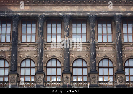 Sichtbare Zeichen der sowjetischen Einschusslöcher aus der Zeit der sowjetischen Invasion 1968 an den Säulen an der Hauptfassade des Nationalmuseums am Wenzelsplatz in Prag, Tschechien. Es wird gesagt, dass die Einschusslöcher bewusst als subtile Protest gegen die Niederschlagung des Prager Frühlings in der falschen Farbe gefüllt waren. Das Bild wurde kurz vor der Restaurierung begonnen im Hauptgebäude des Nationalmuseums im März 2016 aufgenommen. Nur wenige Einschusslöcher bleibt nach der Restaurierung. Stockfoto