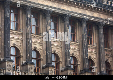 Sichtbare Zeichen der sowjetischen Einschusslöcher aus der Zeit der sowjetischen Invasion 1968 an den Säulen an der Hauptfassade des Nationalmuseums am Wenzelsplatz in Prag, Tschechien. Es wird gesagt, dass die Einschusslöcher bewusst als subtile Protest gegen die Niederschlagung des Prager Frühlings in der falschen Farbe gefüllt waren. Das Bild wurde kurz vor der Restaurierung begonnen im Hauptgebäude des Nationalmuseums im März 2016 aufgenommen. Nur wenige Einschusslöcher bleibt nach der Restaurierung. Stockfoto