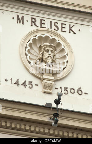 Mittelalterliche tschechischer Architekt Matthias Rejsek (1445-1506). Stuck-Porträtbüste des tschechischen Bildhauers Bohuslav Schnirch auf Kindluv Dum (Kindls Haus) in Prag, Tschechien. Das Kindluv Dum (Kindls Haus) auch bekannt als das Bondyho Dum (Bondy Haus) entworfen vom Architekten Frantisek Kindl im Neo-Renaissance-Stil erbaute 1891-1892 an der Kreuzung der Na Porici und Tesnov Straßen in Nove Mesto (Neustadt). Stockfoto