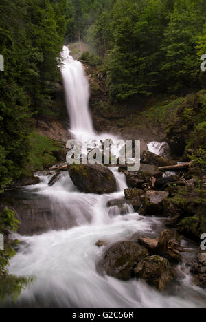 Der Giessbach fällt von der Schweizer Stadt Brienz Stockfoto