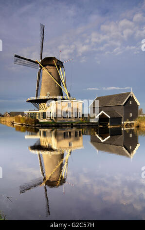 Mühle "de Hefts" reflektiert in den Fluss Graafstroom in der Nähe von Bleskensgraaf in der niederländischen Region Ausflüge Stockfoto