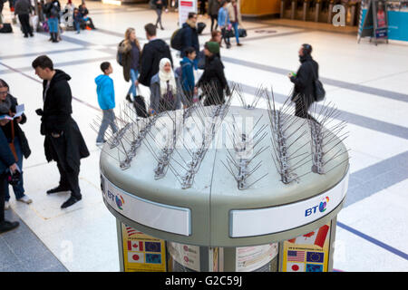 Anti-Vogel und Tauben-Spikes auf einer Telefonzelle am Bahnhof Liverpool Street, London, UK Stockfoto