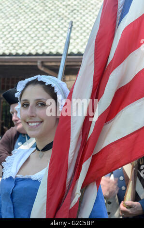 Eine Reenactor gekleidet in kolonialen Kleidung während der Memorial Day Feierlichkeiten, Chappaqua, New York, USA Stockfoto