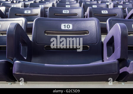 Lila Stadion Einzelsitz in Sport-arena Stockfoto