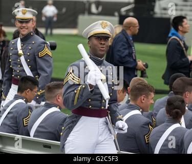 Ein stolzer jüngsterer Sohn trägt sein Diplom während der Abschlussfeier an der West Point Military Academy Michie Stadium 21. Mai 2016 in West Point, New York. Stockfoto