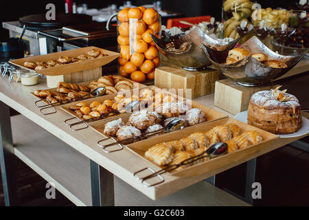 Auswahl an frischem Gebäck auf Tisch Buffet Stockfoto