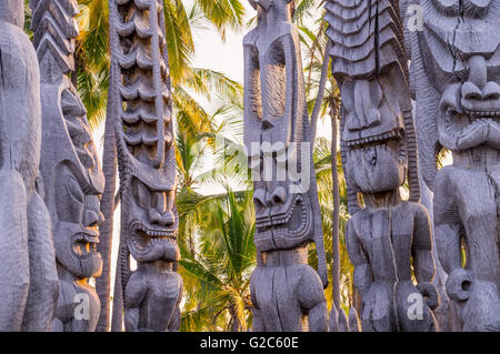 Hawaiian historische indigene Holzstatuen Stockfoto