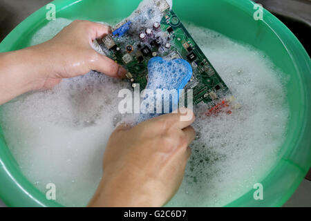 Reinigung Computer Motherboard mit Wasser und saubere Lösung. Stockfoto