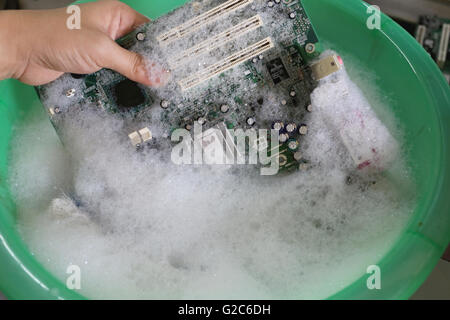 Reinigung Computer Motherboard mit Wasser und saubere Lösung. Stockfoto