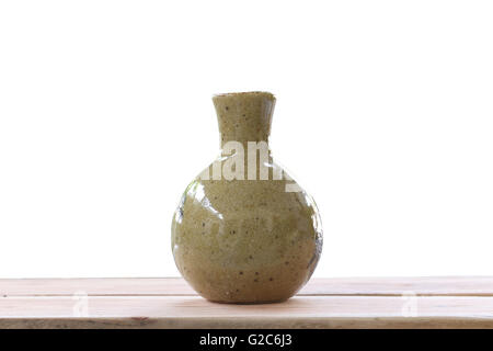 alte Glas Steingut der japanischen Stil (japanischer Sake-Flasche) auf Holzboden und Beschneidungspfade haben. Stockfoto