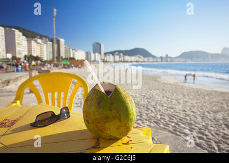 Frische Kokosnuss im Strandcafé, Copacabana, Rio De Janeiro, Brasilien Stockfoto