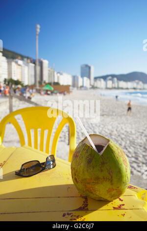 Frische Kokosnuss im Strandcafé, Copacabana, Rio De Janeiro, Brasilien Stockfoto