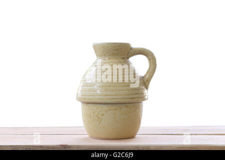 alte Glas Steingut der japanischen Stil (japanischer Sake-Flasche) auf Holzboden und Beschneidungspfade haben. Stockfoto