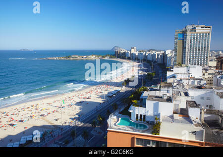 Blick auf die Copacabana und Avenida Atlantica, Rio De Janeiro, Brasilien Stockfoto