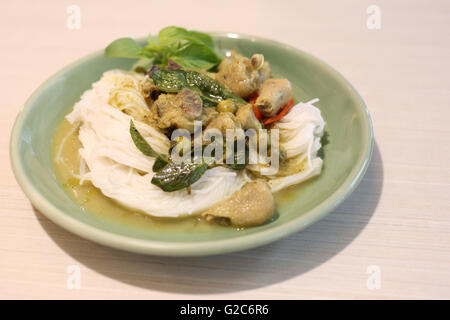 Curry Chicken Nudeln (KHANOM CHIN) mit Gemüse. Stockfoto