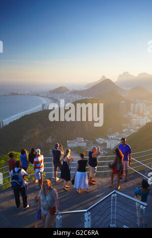 Touristen genießen Blick auf Copacabana vom Zuckerhut (Pao de Acucar), Urca, Rio De Janeiro, Brasilien Stockfoto