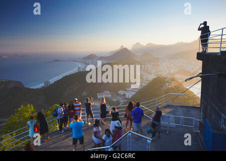 Touristen genießen Blick auf Copacabana vom Zuckerhut (Pao de Acucar), Urca, Rio De Janeiro, Brasilien Stockfoto