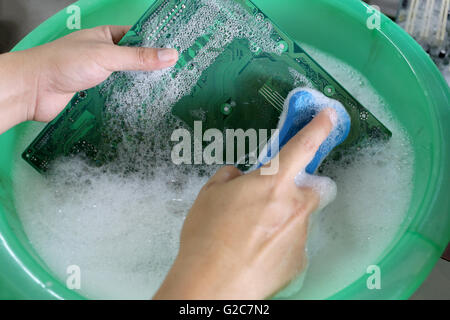 Reinigung Computer Motherboard mit Wasser und saubere Lösung. Stockfoto