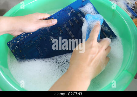 Reinigung Computer Motherboard mit Wasser und saubere Lösung. Stockfoto