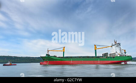 Unterstützung Containerladung Schlepper Schiff zum Hafen. Stockfoto