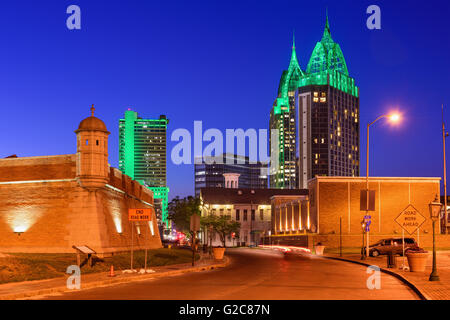 Mobile, Alabama, USA Skyline mit historischen Fort Conde. Stockfoto