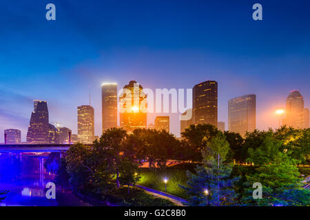 Nebliger Morgen Skyline von Houston, Texas, USA. Stockfoto