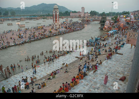 Religiöse Aktivitäten und Heiligen Tauchen im Fluss Ganges von Hindu-Pilger, Har Ki Paudi, Haridwar, Uttarakhand, Indien Stockfoto