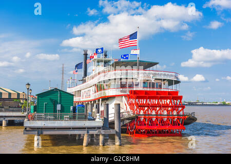 NEW ORLEANS, LOUISIANA - 10. Mai 2016: Das Dampfschiff Natchez am Mississippi River. Stockfoto