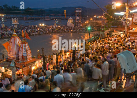 Am Abend Ganga Aarti oder Opfergaben an heiligen Fluss Ganges, Har Ki Paudi, Haridwar, Uttarakhand, Indien Stockfoto