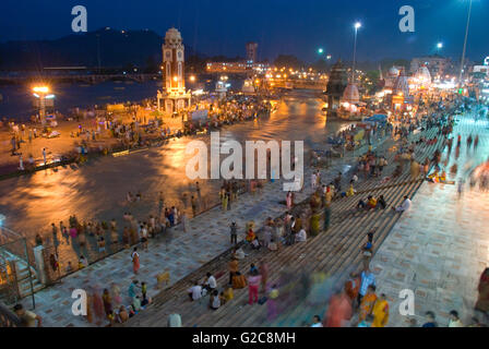 Am Abend Ganga Aarti oder Opfergaben an heiligen Fluss Ganges, Har Ki Paudi, Haridwar, Uttarakhand, Indien Stockfoto