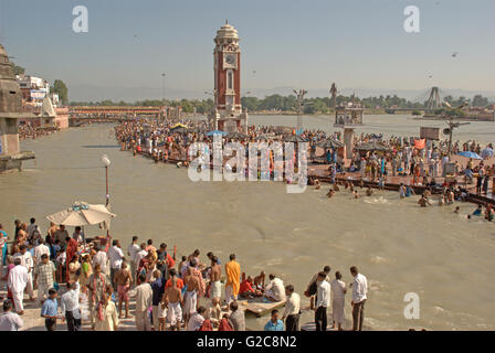 Religiöse Aktivitäten und Heiligen Tauchen im Fluss Ganges von Hindu-Pilger, Har Ki Paudi, Haridwar, Uttarakhand, Indien Stockfoto