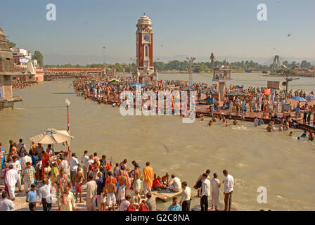 Religiöse Aktivitäten und Heiligen Tauchen im Fluss Ganges von Hindu-Pilger, Har Ki Paudi, Haridwar, Uttarakhand, Indien Stockfoto