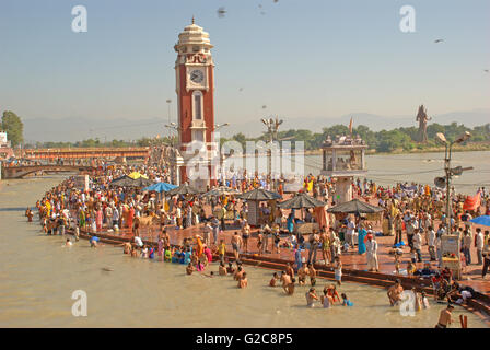Religiöse Aktivitäten und Heiligen Tauchen im Fluss Ganges von Hindu-Pilger, Har Ki Paudi, Haridwar, Uttarakhand, Indien Stockfoto