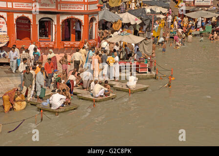 Religiöse Aktivitäten und Heiligen Tauchen im Fluss Ganges von Hindu-Pilger, Har Ki Paudi, Haridwar, Uttarakhand, Indien Stockfoto