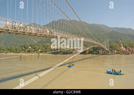 RAM Jhula, Brücke über den Fluss Ganges, Rishikesh, Uttarakhand, Indien Stockfoto