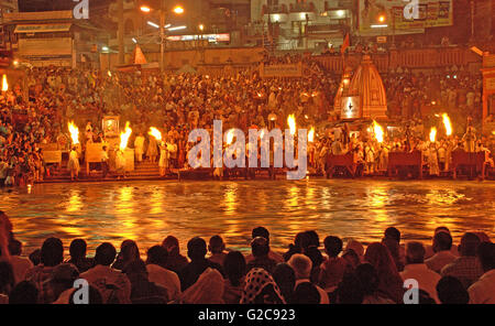 Am Abend Ganga Aarti oder Opfergaben an heiligen Fluss Ganges, Har Ki Paudi, Haridwar, Uttarakhand, Indien Stockfoto