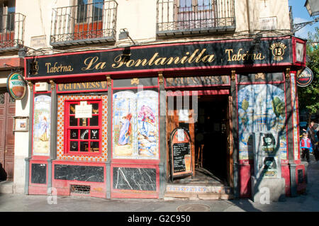 Fassade des La Fontanilla Taverne. Platz Puerta Cerrada, Madrid, Spanien. Stockfoto