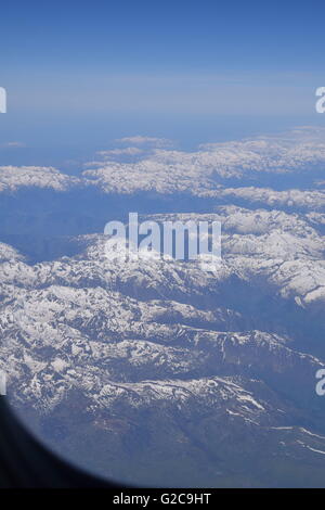 Blick auf Schnee in den Alpen vom Flugzeug Fenster abgedeckt Stockfoto