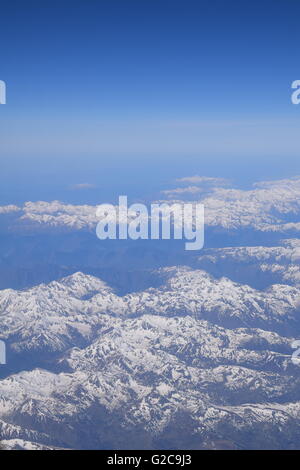 Blick auf Schnee in den Alpen vom Flugzeug Fenster abgedeckt Stockfoto