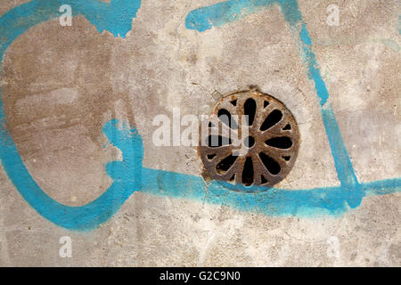 Gosse Kanalisation an der Wand Stockfoto