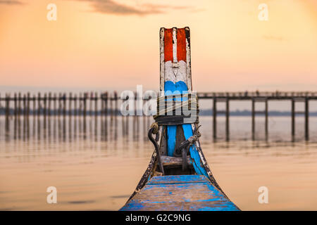 Mandalay, Myanmar auf dem Taungthaman-See vor U Bein Brücke. Stockfoto