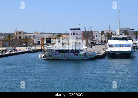 Bunten Boot im Hafen von Formentera Stockfoto