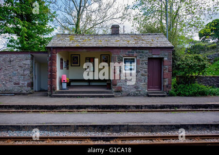 Irton Straße Station auf der Ravenglass & Eskdale Schmalspur-Eisenbahn, Cumbria, Lake District, UK. Stockfoto
