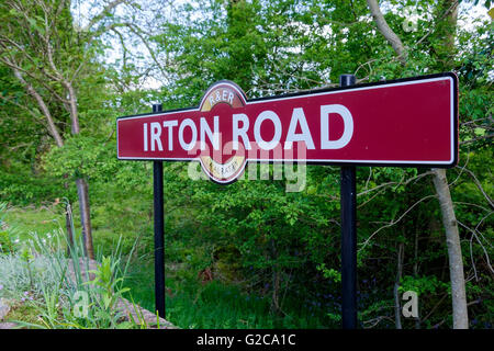 Irton Straßenschild an der Station auf der Ravenglass & Eskdale Schmalspur-Eisenbahn, Cumbria, Lake District, UK. Stockfoto